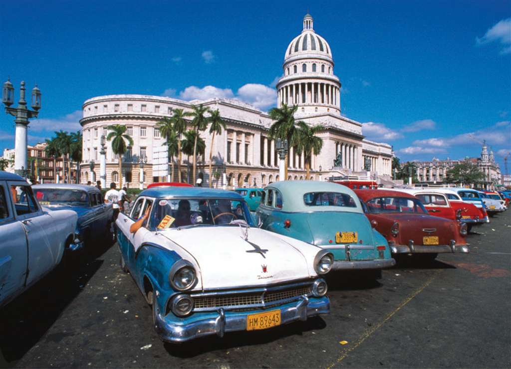 La Havana Capitol Building wiith old cars parked outside1000 Piece JigsawPuzzle Clementoni puzzles i la-havana-cuba